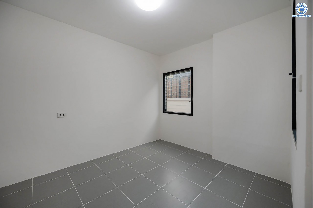 บ้านมือสองตกแต่งใหม่ โครงการ พฤกษ์ภิรมย์รีเจนท์ ปิ่นเกล้า บนสังคมคุณภาพจากแบรนด์ Q.House หลังใหญ่กว่า 113.4 ตร.ว. ดีไซน์ทันสมัยฟังก์ชัน 5 ห้องนอน (ห้องนอนชั้นล่าง 1 ห้อง) 5 ห้องน้ำ 1 ห้องแม่บ้าน จอดรถได้ 3 คัน บนที่สุดแห่งทำเลศักยภาพ หน้าโครงการติดถ.กาญจนาภิเษก เชื่อมต่อทุกการเดินทาง ใกล้จุดขึ้นทางด่วน "ศรีรัช" และรถไฟฟ้าสายสีม่วง "สถานีตลาดบางใหญ่"